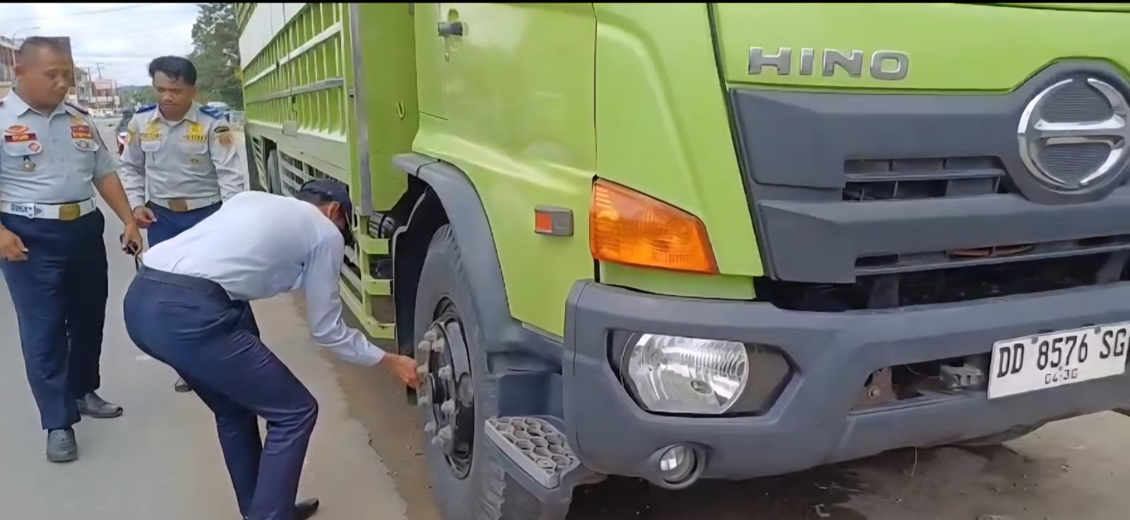 Tim Dishub saat melakukan penertiban truk parkir di Bahu Jalan.(dok: Dishub Samarinda)