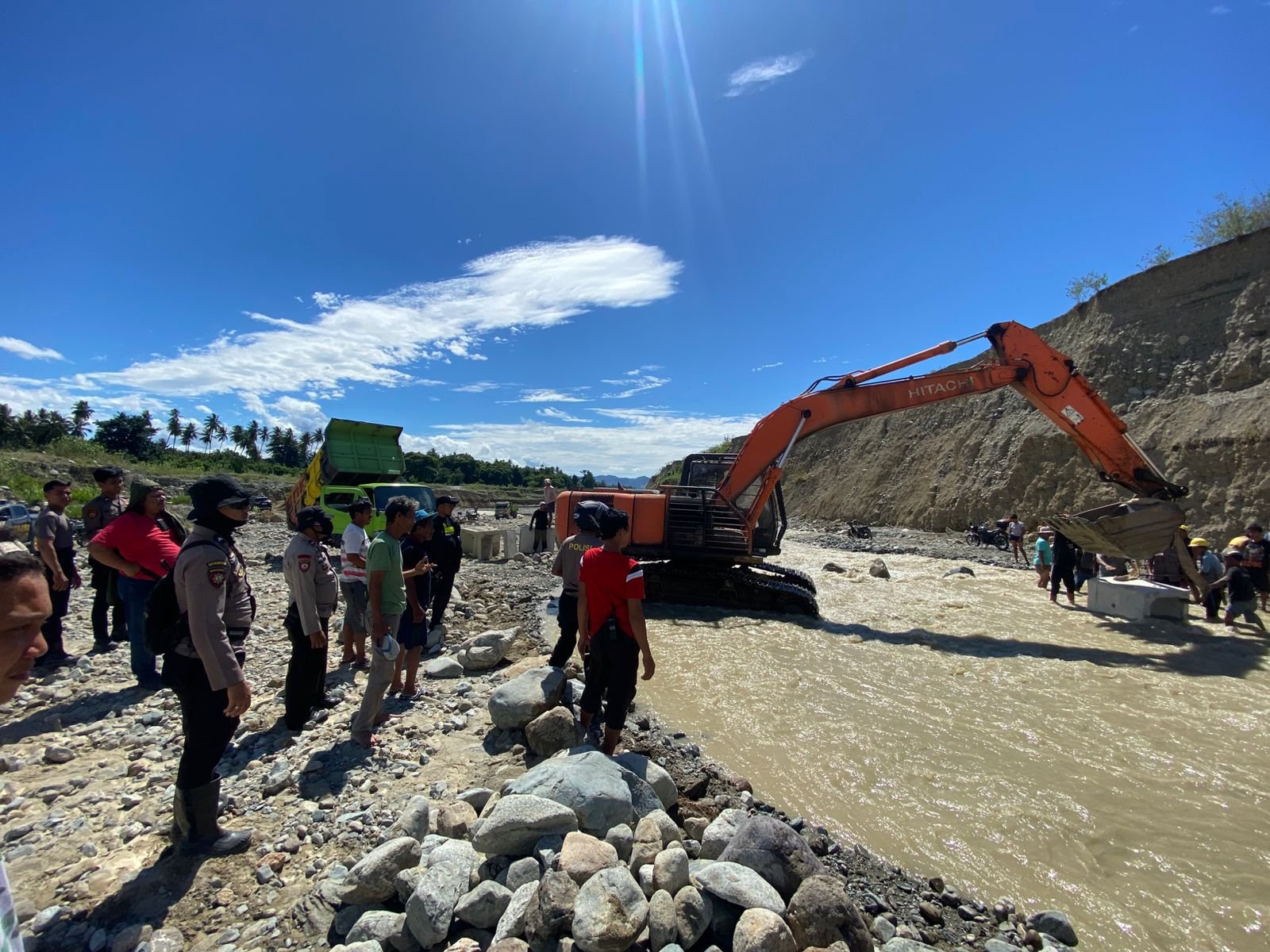 Menggunakan alat berat untuk pemasangan Box Culvert. (Foto: hms polri)
