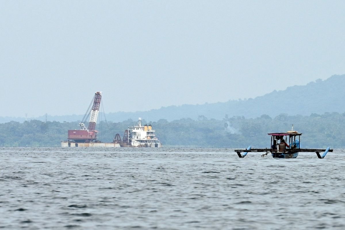 Barge crane saat ini sudah standby di titik lokasi untuk mengangkat bangkai kapal Tunu Pratama Jaya