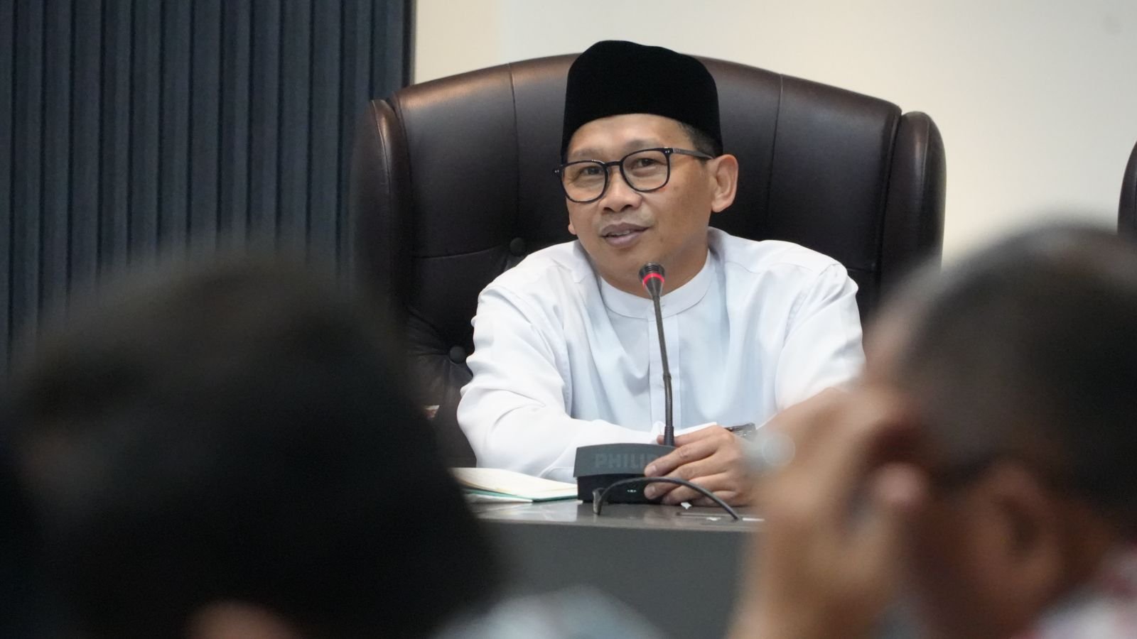 Farid F. Saenong, Staf Khusus Menteri Agama RI memimpin Rapat Koordinasi Pimpinan terkait Evaluasi Kinerja Pegawai Kemenag.(foto: rima/hms kemenag)